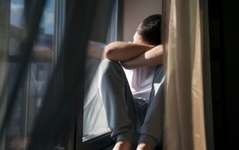 Sunyi yang Membentuk: Menemukan Makna dalam Kesepian yang Tak Terelakkan